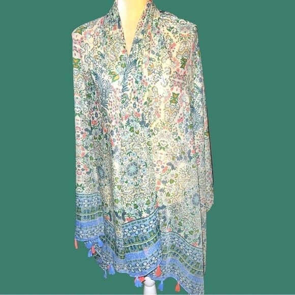 Pretty,  large scarf, with cute design and fringe tassel hem! - Picture 1 of 6